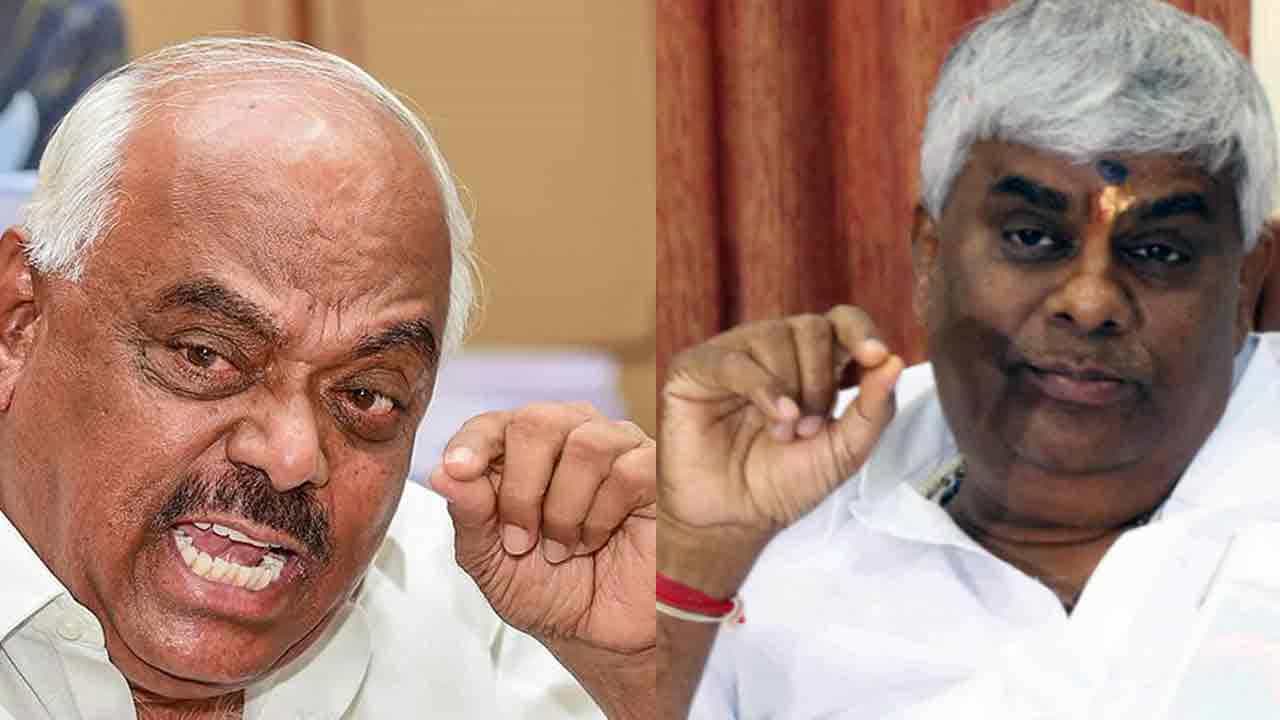 ಎಸ್ಆರ್ ಬೊಮ್ಮಾಯಿ ಅಧಿಕಾರ ಕಳೆದವರು ಯಾರು: ವಿಧಾನಸಭೆಯಲ್ಲಿ ಏಟು-ಏದಿರೇಟು, ಸ್ವಾರಸ್ಯಕರ ಚರ್ಚೆ ಎಸ್ಆರ್ ಬೊಮ್ಮಾಯಿ ಅಧಿಕಾರ ಕಳೆದವರು ಯಾರು: ವಿಧಾನಸಭೆಯಲ್ಲಿ ಏಟು-ಏದಿರೇಟು, ಸ್ವಾರಸ್ಯಕರ ಚರ್ಚೆ