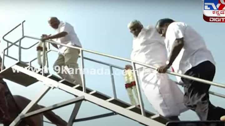 ಕಿತ್ತೂರು ಚೆನ್ನಮ್ಮನ ಪ್ರತಿಮೆಗೆ ತನಗಿಂತ ಕಿರಿಯ ಕುಮಾರಸ್ವಾಮಿಗೆ ಮೊದಲು ಹಾರ ಹಾಕಲು ಬಿಟ್ಟು ‘ಹಿರಿತನ’ ಮೆರೆದರು ರೇವಣ್ಣ! ಕಿತ್ತೂರು ಚೆನ್ನಮ್ಮನ ಪ್ರತಿಮೆಗೆ ತನಗಿಂತ ಕಿರಿಯ ಕುಮಾರಸ್ವಾಮಿಗೆ ಮೊದಲು ಹಾರ ಹಾಕಲು ಬಿಟ್ಟು ‘ಹಿರಿತನ’ ಮೆರೆದರು ರೇವಣ್ಣ!