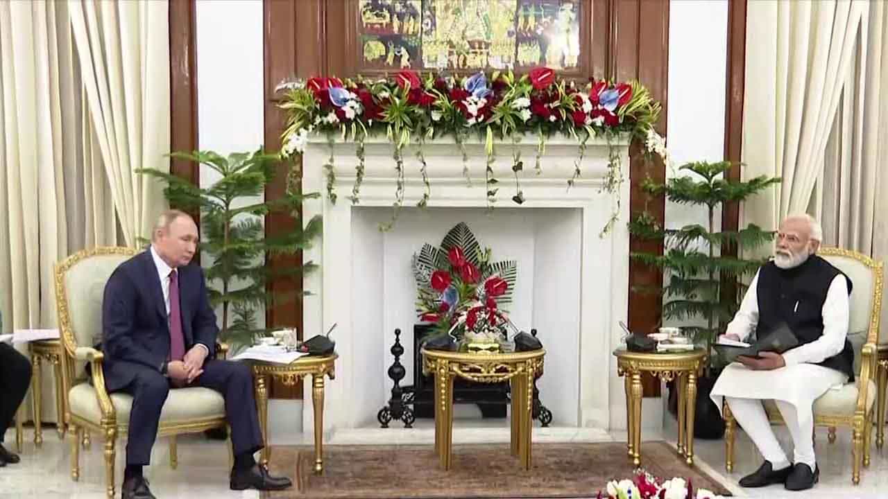Modi-Putin Meeting ಹೈದರಾಬಾದ್ ಹೌಸ್ನಲ್ಲಿ ವ್ಲಾಡಿಮಿರ್ ಪುಟಿನ್ ಭೇಟಿ ಮಾಡಿದ ಮೋದಿ, ಭಾರತ-ರಷ್ಯಾ ಬಾಂಧವ್ಯ ಸದೃಢವಾಗಿದೆ ಎಂದ ಪ್ರಧಾನಿ Modi-Putin Meeting ಹೈದರಾಬಾದ್ ಹೌಸ್ನಲ್ಲಿ ವ್ಲಾಡಿಮಿರ್ ಪುಟಿನ್ ಭೇಟಿ ಮಾಡಿದ ಮೋದಿ, ಭಾರತ-ರಷ್ಯಾ ಬಾಂಧವ್ಯ ಸದೃಢವಾಗಿದೆ ಎಂದ ಪ್ರಧಾನಿ