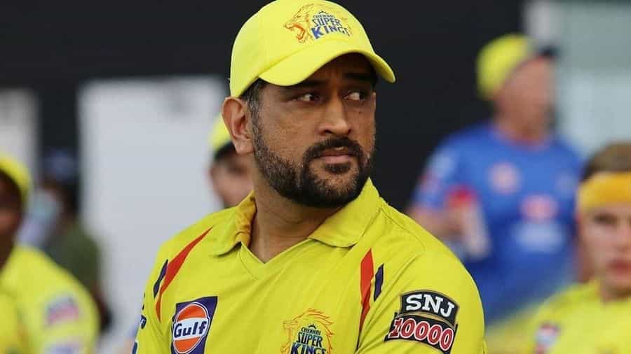 ಭಾರತದ ಮಾಜಿ ನಾಯಕ ಮಹೇಂದ್ರ ಸಿಂಗ್ ಧೋನಿ ಇತ್ತೀಚಿನ ದಿನಗಳಲ್ಲಿ ಕ್ರಿಕೆಟ್ನಿಂದ ದೂರವಿರಬಹುದು, ಆದರೆ ಸಾಮಾಜಿಕ ಜಾಲತಾಣಗಳಲ್ಲಿ ಅವರ ಬಗ್ಗೆ ಚರ್ಚೆ ಮುಂದುವರೆದಿದೆ. ಇತ್ತೀಚೆಗೆ, ಅವರ ಪತ್ನಿ ಸಾಕ್ಷಿ ಧೋನಿ ಸೋಶಿಯಲ್ ಮೀಡಿಯಾದಲ್ಲಿ ಶೇರ್ ಮಾಡಿರುವ ಫೋಟೋ ಸಖತ್ ವೈರಲ್ ಆಗುತ್ತಿದೆ. ಇದರಲ್ಲಿ ಮಹಿ ಸೂಟ್ ಮತ್ತು ಬೂಟ್ನಲ್ಲಿ ಕಾಣಿಸಿಕೊಂಡಿದ್ದಾರೆ.