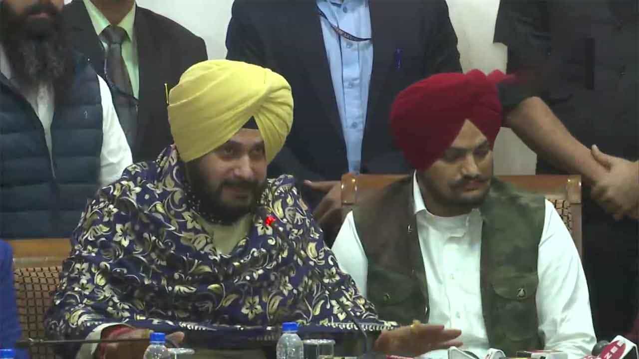 Sidhu Moosewala ಜನಪ್ರಿಯ ಪಂಜಾಬಿ ಗಾಯಕ ಸಿಧು ಮೂಸೆವಾಲಾ ಕಾಂಗ್ರೆಸ್ಗೆ ಸೇರ್ಪಡೆ Sidhu Moosewala ಜನಪ್ರಿಯ ಪಂಜಾಬಿ ಗಾಯಕ ಸಿಧು ಮೂಸೆವಾಲಾ ಕಾಂಗ್ರೆಸ್ಗೆ ಸೇರ್ಪಡೆ