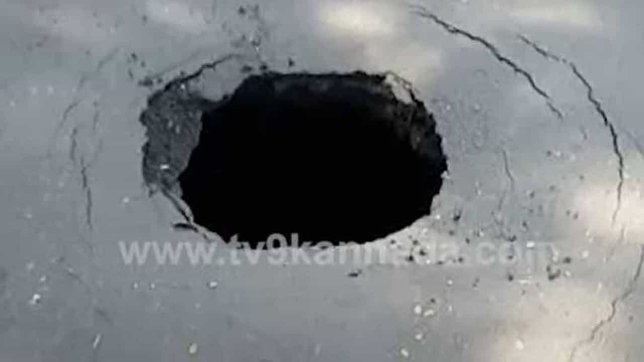 ರವೀಂದ್ರ ಕಲಾಕ್ಷೇತ್ರ ಮುಂದಿನ ರಸ್ತೆಗೆ ಬರಬೇಡಿ, ವ್ಯಕ್ತಿಯೊಬ್ಬ ಅನಾಮತ್ತಾಗಿ ಮುಳುಗಿ ಹೋಗುವಷ್ಟು ಆಳದ ಸಿಂಕ್ಹೋಲ್ ಸೃಷ್ಟಿಯಾಗಿದೆ! ರವೀಂದ್ರ ಕಲಾಕ್ಷೇತ್ರ ಮುಂದಿನ ರಸ್ತೆಗೆ ಬರಬೇಡಿ, ವ್ಯಕ್ತಿಯೊಬ್ಬ ಅನಾಮತ್ತಾಗಿ ಮುಳುಗಿ ಹೋಗುವಷ್ಟು ಆಳದ ಸಿಂಕ್ಹೋಲ್ ಸೃಷ್ಟಿಯಾಗಿದೆ!