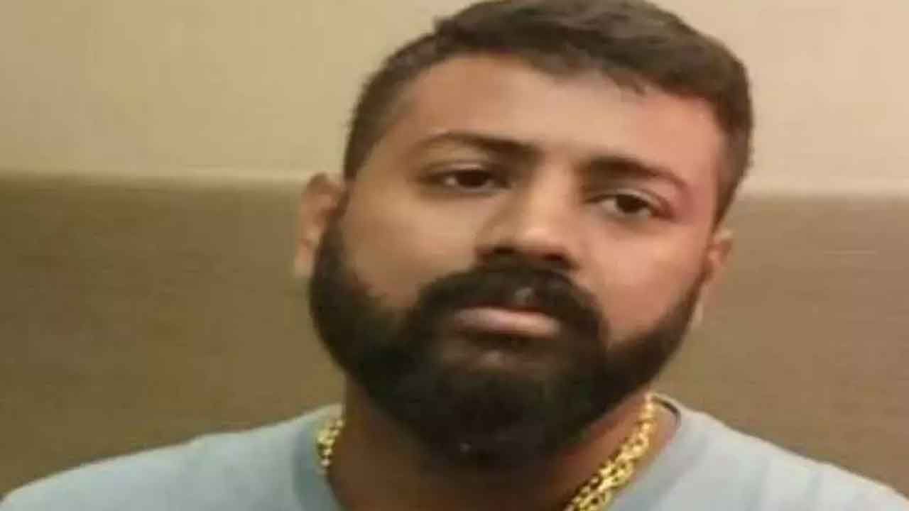 ಅಮಿತ್ ಶಾ ಕಚೇರಿಯಿಂದ ಕರೆ ಮಾಡುತ್ತಿರುವುದಾಗಿ ಹೇಳಿ ನಟಿ ಜಾಕ್ವೆಲಿನ್ ಫರ್ನಾಂಡಿಸ್ ಜತೆ ಸಂಪರ್ಕ ಬೆಳೆಸಿಕೊಂಡಿದ್ದ ಸುಕೇಶ್ ಚಂದ್ರಶೇಖರ್ ಅಮಿತ್ ಶಾ ಕಚೇರಿಯಿಂದ ಕರೆ ಮಾಡುತ್ತಿರುವುದಾಗಿ ಹೇಳಿ ನಟಿ ಜಾಕ್ವೆಲಿನ್ ಫರ್ನಾಂಡಿಸ್ ಜತೆ ಸಂಪರ್ಕ ಬೆಳೆಸಿಕೊಂಡಿದ್ದ ಸುಕೇಶ್ ಚಂದ್ರಶೇಖರ್