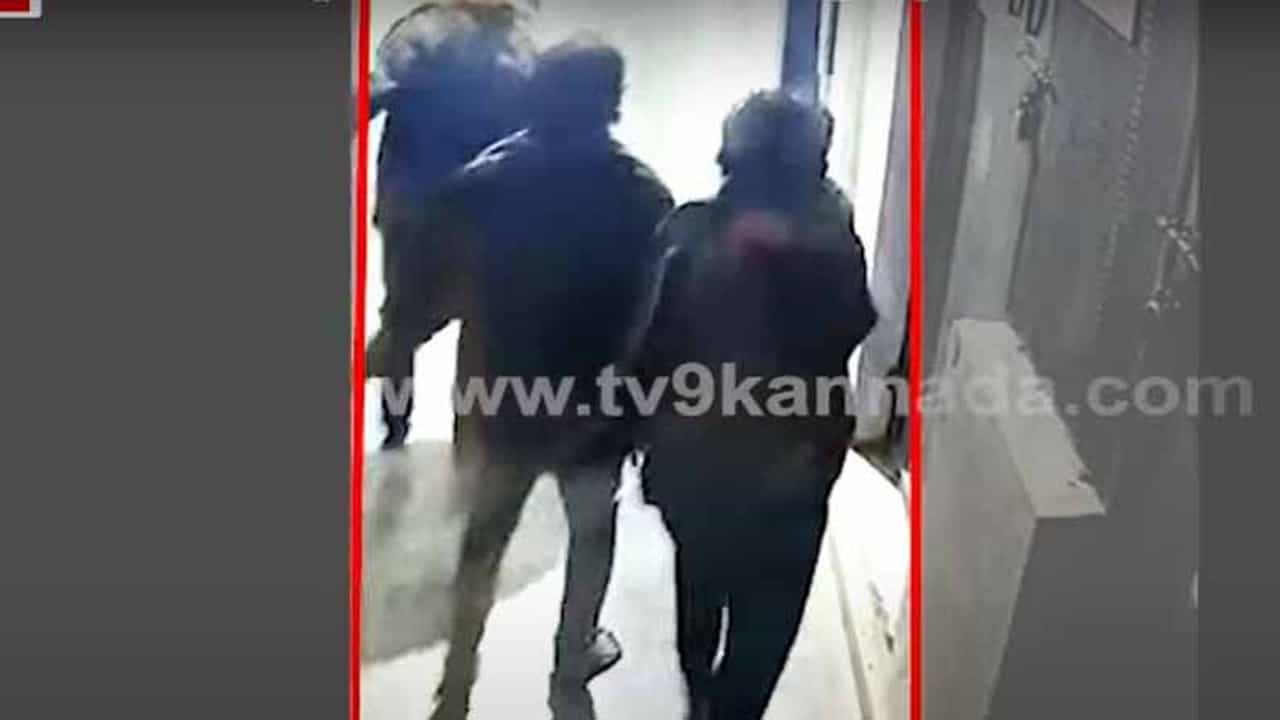 ಕೆಂಗೇರಿಯ ಅಪಾರ್ಟ್ಮೆಂಟ್ ಒಂದರಿಂದ ಬೂಟು, ಬಟ್ಟೆ ಕದ್ಯೊಯ್ದ ಕಳ್ಳರು, ಆತಂಕದಲ್ಲಿ ನಿವಾಸಿಗಳು ಕೆಂಗೇರಿಯ ಅಪಾರ್ಟ್ಮೆಂಟ್ ಒಂದರಿಂದ ಬೂಟು, ಬಟ್ಟೆ ಕದ್ಯೊಯ್ದ ಕಳ್ಳರು, ಆತಂಕದಲ್ಲಿ ನಿವಾಸಿಗಳು