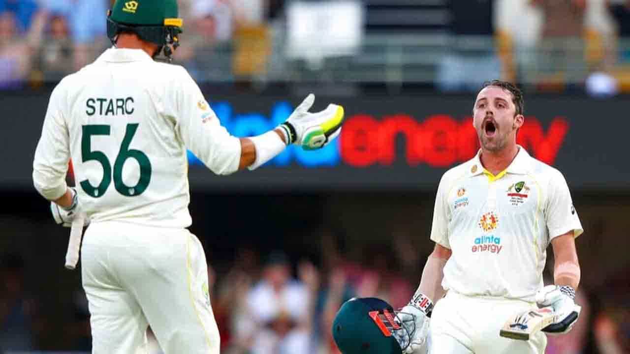 Ashes 2021: ಆ್ಯಶಸ್ ಸರಣಿ: 2 ವರ್ಷಗಳ ಬಳಿಕ ಟ್ರಾವಿಸ್ ಹೆಡ್ ಶತಕ: 425 ರನ್ಗಳಿಗೆ ಆಸ್ಟ್ರೇಲಿಯಾ ಆಲೌಟ್, ಉತ್ತಮ ಮುನ್ನಡೆ Ashes 2021: ಆ್ಯಶಸ್ ಸರಣಿ: 2 ವರ್ಷಗಳ ಬಳಿಕ ಟ್ರಾವಿಸ್ ಹೆಡ್ ಶತಕ: 425 ರನ್ಗಳಿಗೆ ಆಸ್ಟ್ರೇಲಿಯಾ ಆಲೌಟ್, ಉತ್ತಮ ಮುನ್ನಡೆ