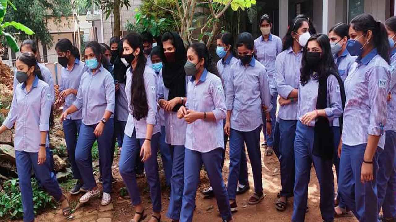 Gender neutral uniforms ಕೇರಳದಲ್ಲಿ ಶಾಲಾಮಕ್ಕಳಿಗೆ ಜೆಂಡರ್ ನ್ಯೂಟ್ರಲ್ ಸಮವಸ್ತ್ರ, ವಿರೋಧವೇಕೆ? Gender neutral uniforms ಕೇರಳದಲ್ಲಿ ಶಾಲಾಮಕ್ಕಳಿಗೆ ಜೆಂಡರ್ ನ್ಯೂಟ್ರಲ್ ಸಮವಸ್ತ್ರ, ವಿರೋಧವೇಕೆ?