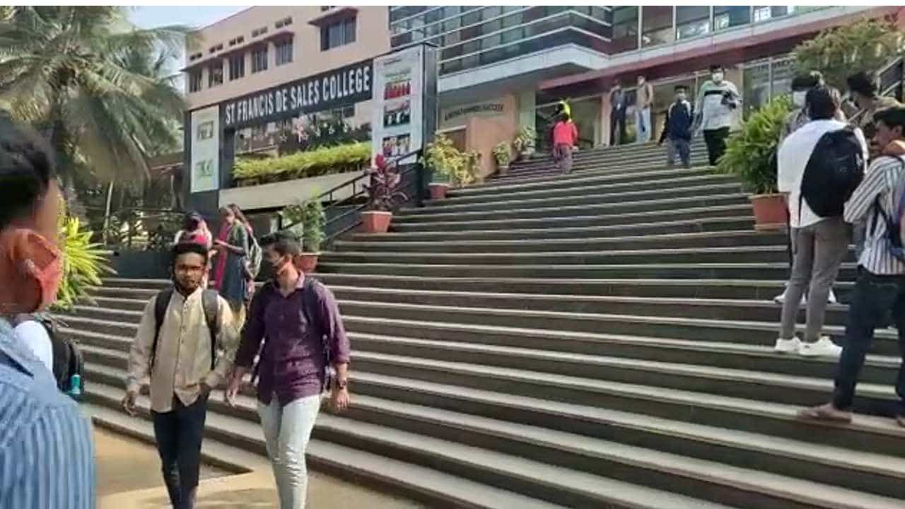 ಕಾಲೇಜು ವಿದ್ಯಾರ್ಥಿಗಳು ಫೀಸ್ ಕಟ್ಟಿಲ್ಲ ಎಂದು ಪದವಿ ಪರೀಕ್ಷೆ ಬರೆಯೋಕೆ ಅವಕಾಶ ನೀಡದ ಕಾಲೇಜು ಆಡಳಿತ ಮಂಡಳಿ ಕಾಲೇಜು ವಿದ್ಯಾರ್ಥಿಗಳು ಫೀಸ್ ಕಟ್ಟಿಲ್ಲ ಎಂದು ಪದವಿ ಪರೀಕ್ಷೆ ಬರೆಯೋಕೆ ಅವಕಾಶ ನೀಡದ ಕಾಲೇಜು ಆಡಳಿತ ಮಂಡಳಿ