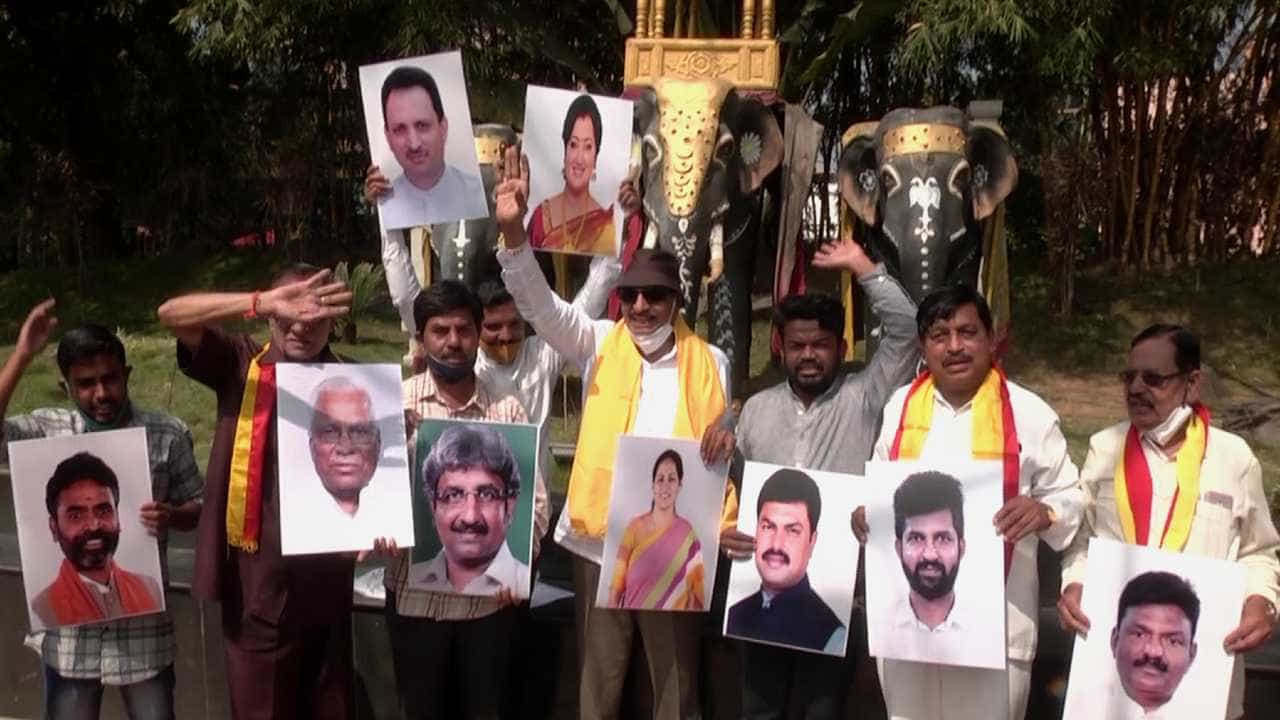 ಎಂಇಎಸ್ ಪುಂಡಾಟಿಕೆ: ಸಂಸದೆ ಸುಮಲತಾರನ್ನ 1 ರೂಪಾಯಿಗೆ ಹರಾಜು ಹಾಕಿದ ವಾಟಾಳ್ ನಾಗರಾಜ್ ಎಂಇಎಸ್ ಪುಂಡಾಟಿಕೆ: ಸಂಸದೆ ಸುಮಲತಾರನ್ನ 1 ರೂಪಾಯಿಗೆ ಹರಾಜು ಹಾಕಿದ ವಾಟಾಳ್ ನಾಗರಾಜ್