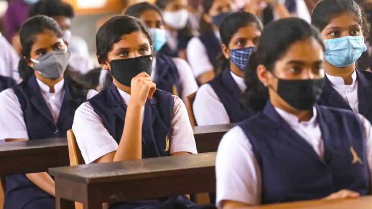 ಶಾಲೆ ಆರಂಭಕ್ಕೆ ಗೈಡ್ಲೈನ್ಸ್ ಬಿಡುಗಡೆ ಮಾಡಿದ ಸರ್ಕಾರ; ಭೌತಿಕ ಹಾಜರಾತಿ ಕಡ್ಡಾಯವಿಲ್ಲ ಶಾಲೆ ಆರಂಭಕ್ಕೆ ಗೈಡ್ಲೈನ್ಸ್ ಬಿಡುಗಡೆ ಮಾಡಿದ ಸರ್ಕಾರ; ಭೌತಿಕ ಹಾಜರಾತಿ ಕಡ್ಡಾಯವಿಲ್ಲ