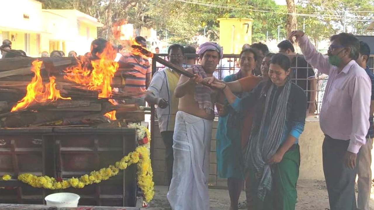 ಹಾವು ಕಚ್ಚಿ ಅಪ್ಪ ಸಾವು: ತಂದೆಯ ಚಿತೆಗೆ ಮೂವರು ಪುತ್ರಿಯರಿಂದ ಅಗ್ನಿಸ್ಪರ್ಶ, ಅಂತಿಮ ಸಂಸ್ಕಾರ