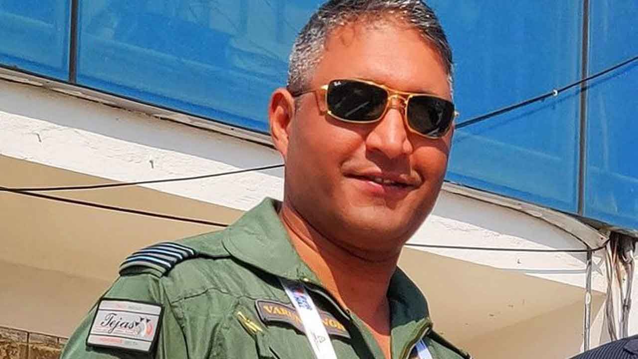 Captain Varun Singh Profile ತೇಜಸ್ ವಿಮಾನ ಅಪಘಾತ ತಪ್ಪಿಸಿದ್ದಕ್ಕೆ ಶೌರ್ಯ ಚಕ್ರ ಪ್ರಶಸ್ತಿ ಪುರಸ್ಕೃತರಾಗಿದ್ದರು ಗ್ರೂಪ್ ಕ್ಯಾಪ್ಟನ್ ವರುಣ್ ಸಿಂಗ್