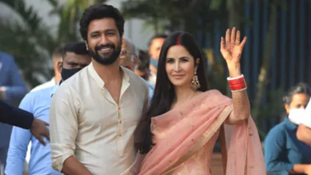 ಮದುವೆ ಮುಗಿಯಿತು ಈಗ ಆರತಕ್ಷತೆ ಸಂಭ್ರಮ; ಗ್ರ್ಯಾಂಡ್ ಆಗಿ ನಡೆಯುತ್ತಿದೆ ಕತ್ರಿನಾ-ವಿಕ್ಕಿ ರಿಸೆಪ್ಷನ್ ಮದುವೆ ಮುಗಿಯಿತು ಈಗ ಆರತಕ್ಷತೆ ಸಂಭ್ರಮ; ಗ್ರ್ಯಾಂಡ್ ಆಗಿ ನಡೆಯುತ್ತಿದೆ ಕತ್ರಿನಾ-ವಿಕ್ಕಿ ರಿಸೆಪ್ಷನ್