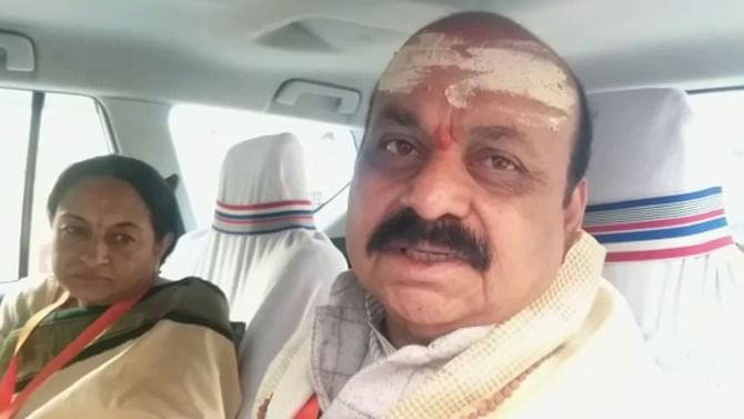 ಪತ್ನಿ ಜತೆ ಕಾಶಿ ವಿಶ್ವನಾಥನ ದರ್ಶನ ಪಡೆದ ಸಿಎಂ ಬೊಮ್ಮಾಯಿ: ವಾರಣಾಸಿಯಲ್ಲಿ ಇಂದು ಸಿಎಂಗಳ ಜೊತೆ ಪ್ರಧಾನಿ ಮೋದಿ ಮಹತ್ವದ ಸಭೆ ಪತ್ನಿ ಜತೆ ಕಾಶಿ ವಿಶ್ವನಾಥನ ದರ್ಶನ ಪಡೆದ ಸಿಎಂ ಬೊಮ್ಮಾಯಿ: ವಾರಣಾಸಿಯಲ್ಲಿ ಇಂದು ಸಿಎಂಗಳ ಜೊತೆ ಪ್ರಧಾನಿ ಮೋದಿ ಮಹತ್ವದ ಸಭೆ