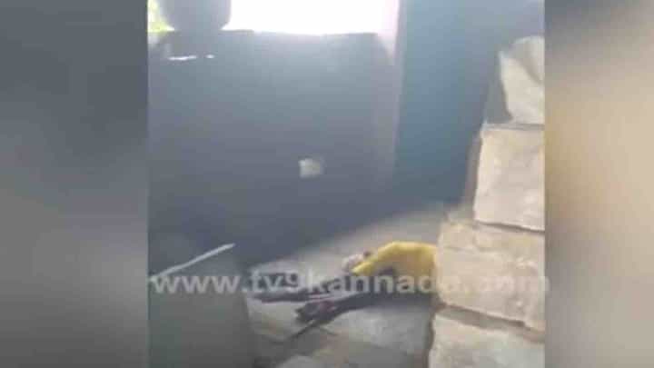 ಲಸಿಕೆ ನೋಡಿ ದೇವರು ಬಂದಂತೆ ನೆಲಕ್ಕೆ ಬಿದ್ದು ಅಜ್ಜಿ ಹೈ ಡ್ರಾಮ, ಅಜ್ಜಿಯ ವರ್ತನೆ ನೋಡಿ ದಂಗಾದ ಅಧಿಕಾರಿಗಳು ವಾಪಸ್ ಲಸಿಕೆ ನೋಡಿ ದೇವರು ಬಂದಂತೆ ನೆಲಕ್ಕೆ ಬಿದ್ದು ಅಜ್ಜಿ ಹೈ ಡ್ರಾಮ, ಅಜ್ಜಿಯ ವರ್ತನೆ ನೋಡಿ ದಂಗಾದ ಅಧಿಕಾರಿಗಳು ವಾಪಸ್