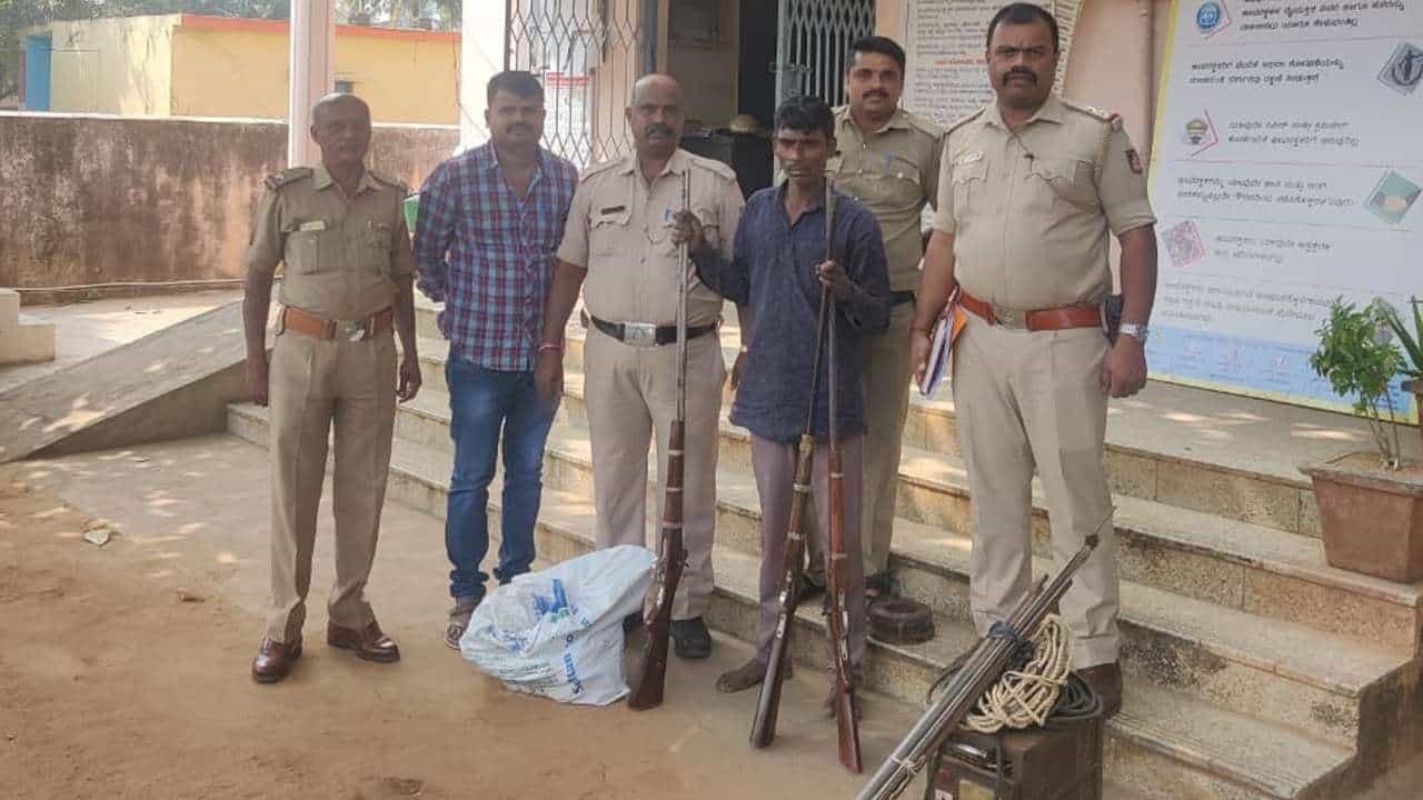 ಅಕ್ರಮವಾಗಿ ನಾಡಬಂದೂಕು ತಯಾರಿಸುತ್ತಿದ್ದ ಇಬ್ಬರ ಬಂಧನ; ಅಕ್ಕೂರು ಪೊಲೀಸರಿಂದ 4 ಬಂದೂಕು, 1 ಬೈಕ್ ಜಪ್ತಿ ಅಕ್ರಮವಾಗಿ ನಾಡಬಂದೂಕು ತಯಾರಿಸುತ್ತಿದ್ದ ಇಬ್ಬರ ಬಂಧನ; ಅಕ್ಕೂರು ಪೊಲೀಸರಿಂದ 4 ಬಂದೂಕು, 1 ಬೈಕ್ ಜಪ್ತಿ