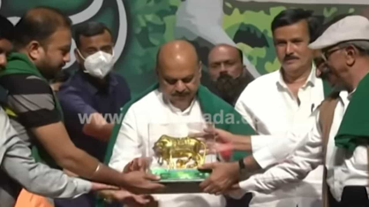 ಮೈಸೂರಿನ ಕಲಾಮಂದಿರದಲ್ಲಿ ರೈತ ದಿನಾಚರಣೆಯ ಸಂಭ್ರಮ; ಸಿಎಂ ಬೊಮ್ಮಾಯಿಗೆ ಹಸುವಿನ ಕಲಾಕೃತಿ ಕೊಟ್ಟ ರೈತರು ಮೈಸೂರಿನ ಕಲಾಮಂದಿರದಲ್ಲಿ ರೈತ ದಿನಾಚರಣೆಯ ಸಂಭ್ರಮ; ಸಿಎಂ ಬೊಮ್ಮಾಯಿಗೆ ಹಸುವಿನ ಕಲಾಕೃತಿ ಕೊಟ್ಟ ರೈತರು