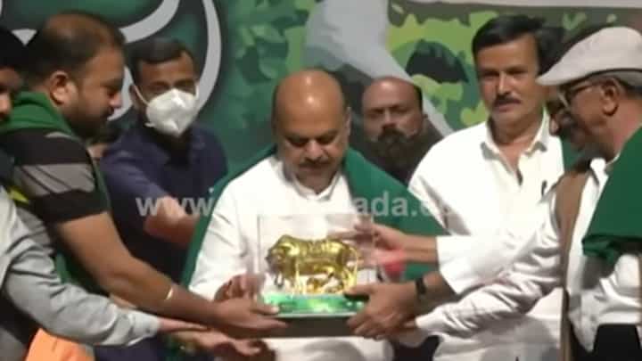 ಮೈಸೂರಿನ ಕಲಾಮಂದಿರದಲ್ಲಿ ರೈತ ದಿನಾಚರಣೆಯ ಸಂಭ್ರಮ; ಸಿಎಂ ಬೊಮ್ಮಾಯಿಗೆ ಹಸುವಿನ ಕಲಾಕೃತಿ ಕೊಟ್ಟ ರೈತರು ಮೈಸೂರಿನ ಕಲಾಮಂದಿರದಲ್ಲಿ ರೈತ ದಿನಾಚರಣೆಯ ಸಂಭ್ರಮ; ಸಿಎಂ ಬೊಮ್ಮಾಯಿಗೆ ಹಸುವಿನ ಕಲಾಕೃತಿ ಕೊಟ್ಟ ರೈತರು