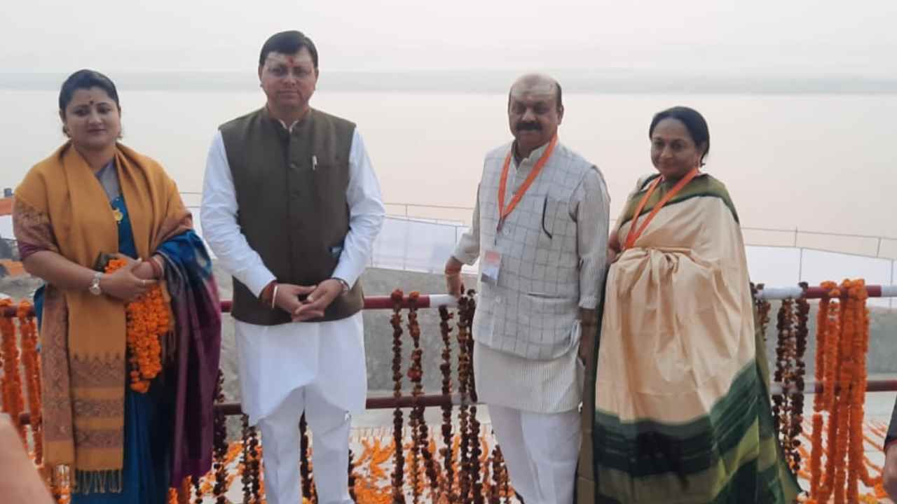 ಉತ್ತರಾಖಂಡ ಮುಖ್ಯಮಂತ್ರಿ ಪುಷ್ಕರ್ ಧಮಾನಿ ಹಾಗೂ ಅವರ ಪತ್ನಿಯನ್ನು ಭೇಟಿಯಾಗಿ ಕಾಶಿಯಲ್ಲಿ ಗಂಗಾ ನದಿಯನ್ನು ಸಿಎಂ ಬಸವರಾಜ ಬೊಮ್ಮಾಯಿ ಹಾಗೂ ಪತ್ನಿ ಚನ್ನಮ್ಮ ವೀಕ್ಷಿಸಿದರು.