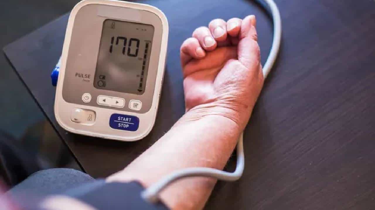Blood Pressure: ಅಧಿಕ ರಕ್ತದೊತ್ತಡ ನಿಯಂತ್ರಣಕ್ಕೆ ಯಾವ ಕ್ರಮಗಳನ್ನು ಕೈಗೊಳ್ಳಬೇಕು? ಇಲ್ಲಿದೆ ಮಾಹಿತಿ Blood Pressure: ಅಧಿಕ ರಕ್ತದೊತ್ತಡ ನಿಯಂತ್ರಣಕ್ಕೆ ಯಾವ ಕ್ರಮಗಳನ್ನು ಕೈಗೊಳ್ಳಬೇಕು? ಇಲ್ಲಿದೆ ಮಾಹಿತಿ