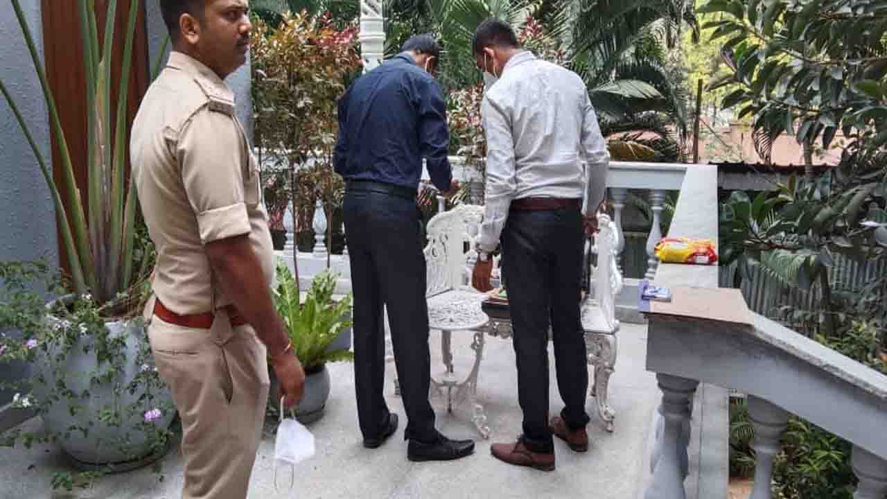 ಕೌಟುಂಬಿಕ ಕಲಹಕ್ಕೆ ಮದ್ದುಗುಂಡು ಕಾರಣ? ಅಪನಂಬಿಕೆಯಿಂದ ಸಂಕಷ್ಟಕ್ಕೆ ಸಿಲುಕಿದ ಮಹಿಳೆ ಕೌಟುಂಬಿಕ ಕಲಹಕ್ಕೆ ಮದ್ದುಗುಂಡು ಕಾರಣ? ಅಪನಂಬಿಕೆಯಿಂದ ಸಂಕಷ್ಟಕ್ಕೆ ಸಿಲುಕಿದ ಮಹಿಳೆ