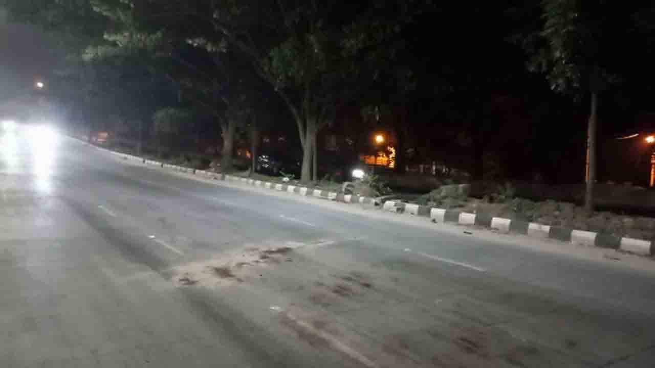 ನಾಗರಬಾವಿಯಲ್ಲಿ ಕಾರು ಡಿಕ್ಕಿ: ರಸ್ತೆ ದಾಟುತ್ತಿದ್ದ ಮಹಿಳೆ ಸ್ಥಳದಲ್ಲೇ ಸಾವು, ಕಾರು ನಿಲ್ಲಿಸದೇ ಎಸ್ಕೇಪ್ ಆದ ಚಾಲಕ ನಾಗರಬಾವಿಯಲ್ಲಿ ಕಾರು ಡಿಕ್ಕಿ: ರಸ್ತೆ ದಾಟುತ್ತಿದ್ದ ಮಹಿಳೆ ಸ್ಥಳದಲ್ಲೇ ಸಾವು, ಕಾರು ನಿಲ್ಲಿಸದೇ ಎಸ್ಕೇಪ್ ಆದ ಚಾಲಕ