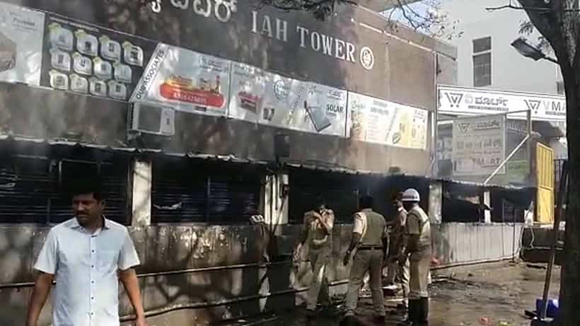 ಮೈಸೂರಿನ ಕಾರು ಶೋ ರೂಮ್ನಲ್ಲಿ ಅಗ್ನಿ ಅವಘಡ! ಕಾರುಗಳು ಸುಟ್ಟು ಭಸ್ಮ