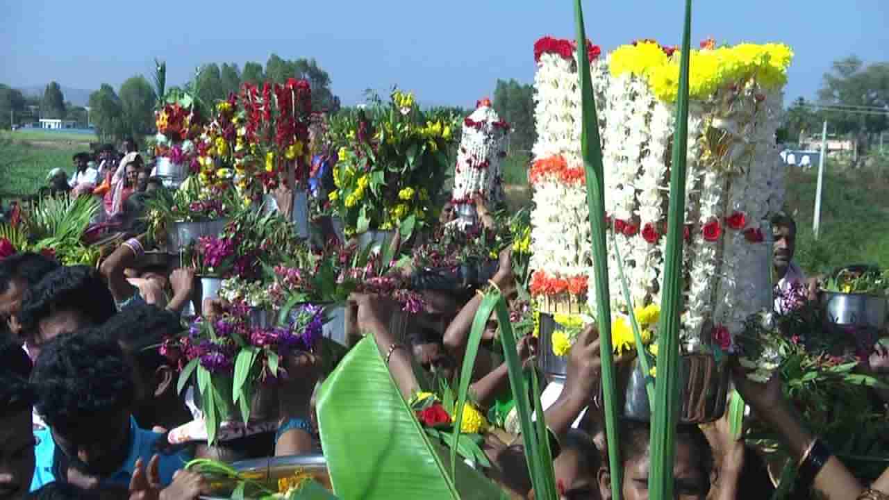 ಆರೋಗ್ಯ ಸಚಿವರ ಕ್ಷೇತ್ರದಲ್ಲಿ ಕೆರೆ ಕೋಡಿ ಒಡೆದಿದ್ದಕ್ಕೆ ಕುರಿ-ಕೋಳಿ ಬಲಿ ಕೊಟ್ಟ ಗ್ರಾಮಸ್ಥರು; ಸಾಮಾಜಿಕ ಅಂತರ, ಮಾಸ್ಕ್ ಮಂಗಮಾಯ