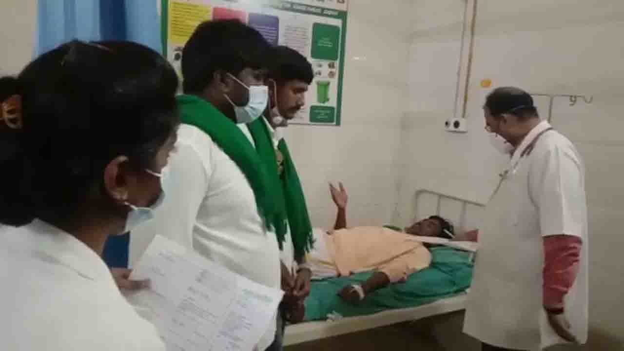 ಪವರ್ ಲೈನ್ ಕಾಮಗಾರಿ ಸ್ಥಗಿತಕ್ಕೆ ಆಗ್ರಹಿಸಿ ರೈತರ ಧರಣಿ; ಸ್ಥಳದಲ್ಲಿಯೇ ವಿಷ ಸೇವಿಸಿದ ತಾಯಿ-ಮಗ ಪವರ್ ಲೈನ್ ಕಾಮಗಾರಿ ಸ್ಥಗಿತಕ್ಕೆ ಆಗ್ರಹಿಸಿ ರೈತರ ಧರಣಿ; ಸ್ಥಳದಲ್ಲಿಯೇ ವಿಷ ಸೇವಿಸಿದ ತಾಯಿ-ಮಗ