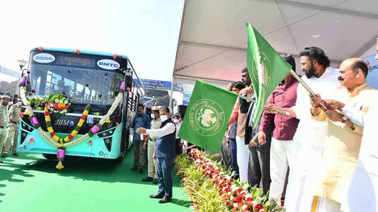 ಇಂದಿನಿಂದ ಬೆಂಗಳೂರಿನಲ್ಲಿ ಇಲೆಕ್ಟ್ರಿಕ್, ಬಿಎಸ್-VI ಬಸ್ ಕಾರ್ಯಾರಂಭ; ಚಾಲನೆ ನೀಡಿದ ಸಿಎಂ ಬಸವರಾಜ ಬೊಮ್ಮಾಯಿ ಇಂದಿನಿಂದ ಬೆಂಗಳೂರಿನಲ್ಲಿ ಇಲೆಕ್ಟ್ರಿಕ್, ಬಿಎಸ್-VI ಬಸ್ ಕಾರ್ಯಾರಂಭ; ಚಾಲನೆ ನೀಡಿದ ಸಿಎಂ ಬಸವರಾಜ ಬೊಮ್ಮಾಯಿ