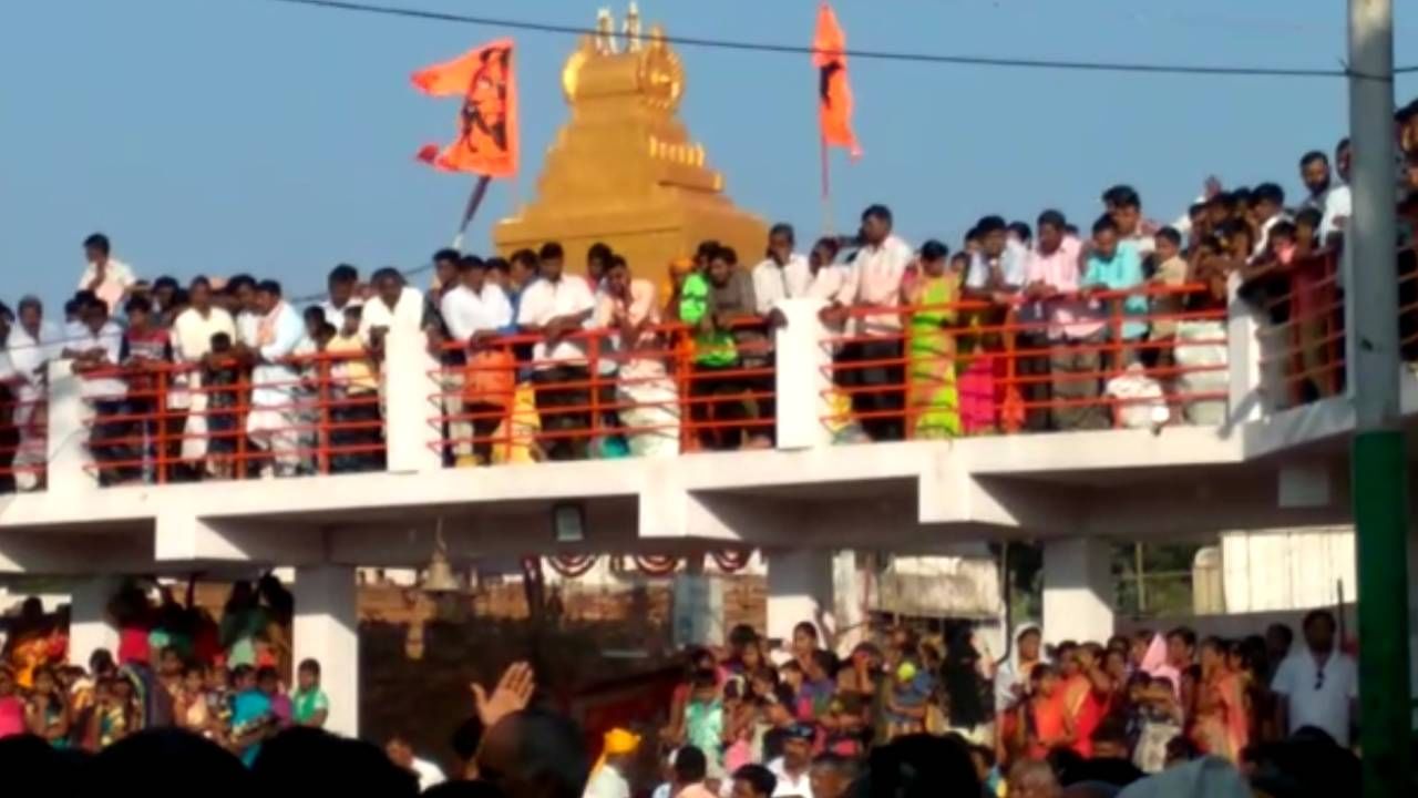 ಬಾಗಲಕೋಟೆಯಲ್ಲೊಂದು ವಿಶಿಷ್ಟ ಜಾತ್ರಾ ಮಹೋತ್ಸವ; ಪಲಕ್ಕಿಗೆ ತೆಂಗಿನಕಾಯಿ ಎಸೆಯುವುದರ ಹಿಂದಿನ ಕಾರಣ ಏನು ಗೊತ್ತಾ? ಬಾಗಲಕೋಟೆಯಲ್ಲೊಂದು ವಿಶಿಷ್ಟ ಜಾತ್ರಾ ಮಹೋತ್ಸವ; ಪಲಕ್ಕಿಗೆ ತೆಂಗಿನಕಾಯಿ ಎಸೆಯುವುದರ ಹಿಂದಿನ ಕಾರಣ ಏನು ಗೊತ್ತಾ?