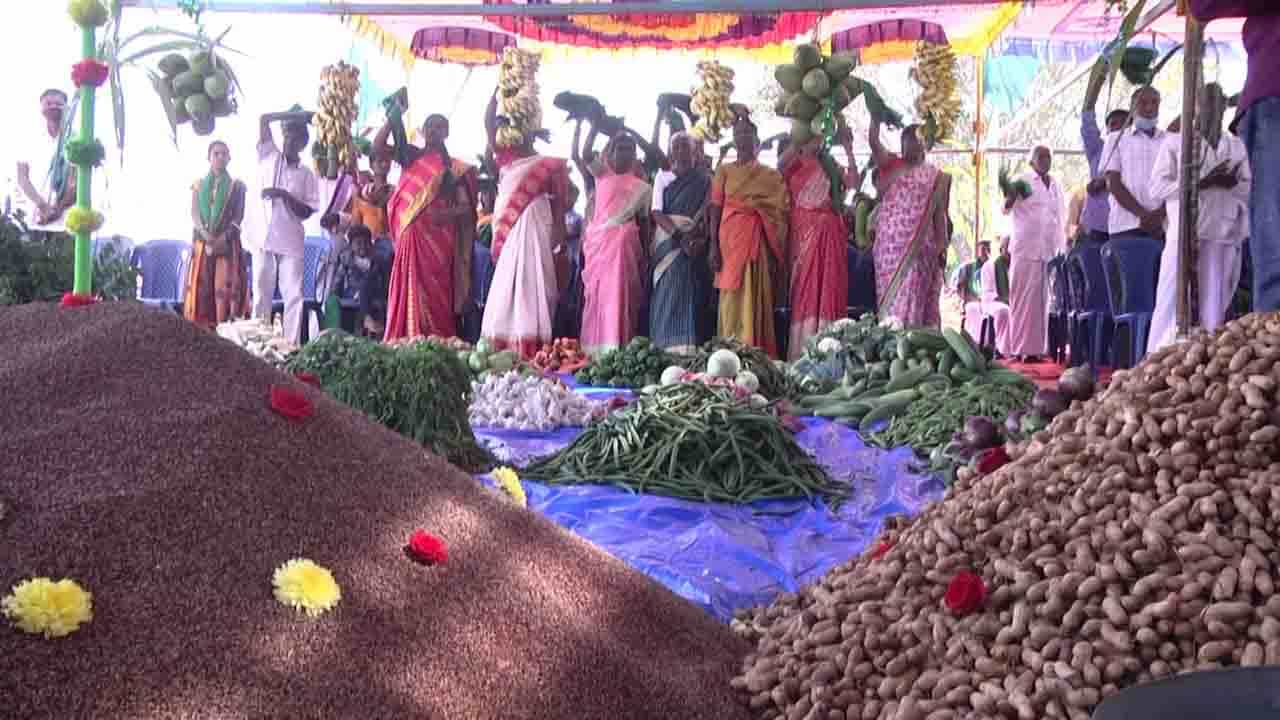ರೈತ ದಿನದಂದು ಅನ್ನದಾತನಿಗೊಂದು ಸಲಾಂ; ಕೋಲಾರದಲ್ಲಿ ಹಬ್ಬದ ವಾತಾವರಣ, ನೇಗಿಲ ಯೋಗಿಯ ಪರಿಶ್ರಮ ಕೊಂಡಾಡಿದ ಜನ ರೈತ ದಿನದಂದು ಅನ್ನದಾತನಿಗೊಂದು ಸಲಾಂ; ಕೋಲಾರದಲ್ಲಿ ಹಬ್ಬದ ವಾತಾವರಣ, ನೇಗಿಲ ಯೋಗಿಯ ಪರಿಶ್ರಮ ಕೊಂಡಾಡಿದ ಜನ
