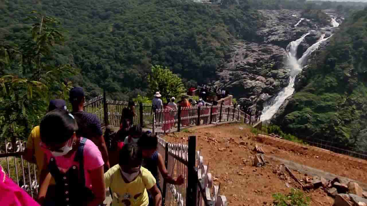 ಪ್ರವಾಸಿಗರ ಮನ ಸೆಳೆಯುತ್ತಿದೆ ಗಗನಚುಕ್ಕಿ ಜಲಪಾತ, ಸೌಂದರ್ಯ ರಾಶಿ ಕಣ್ತುಂಬಿಕೊಳ್ಳಲು ಬಂದ ದಂಡು