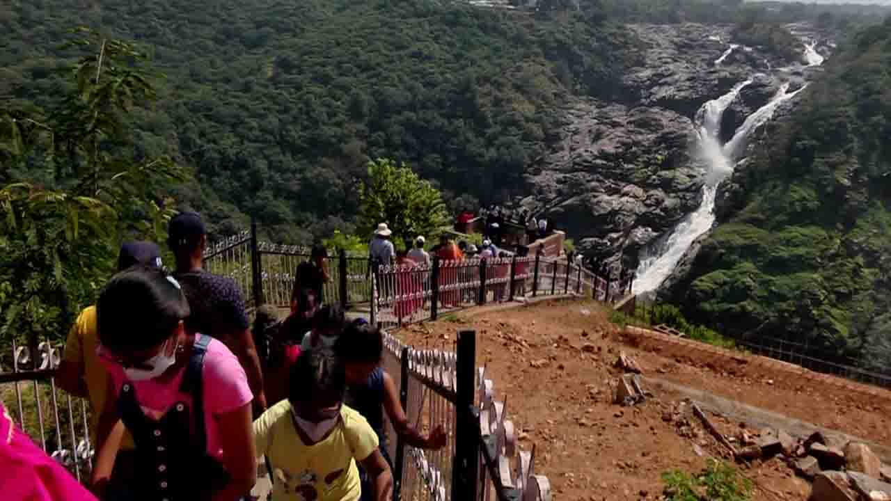ಪ್ರವಾಸಿಗರ ಮನ ಸೆಳೆಯುತ್ತಿದೆ ಗಗನಚುಕ್ಕಿ ಜಲಪಾತ, ಸೌಂದರ್ಯ ರಾಶಿ ಕಣ್ತುಂಬಿಕೊಳ್ಳಲು ಬಂದ ದಂಡು ಪ್ರವಾಸಿಗರ ಮನ ಸೆಳೆಯುತ್ತಿದೆ ಗಗನಚುಕ್ಕಿ ಜಲಪಾತ, ಸೌಂದರ್ಯ ರಾಶಿ ಕಣ್ತುಂಬಿಕೊಳ್ಳಲು ಬಂದ ದಂಡು