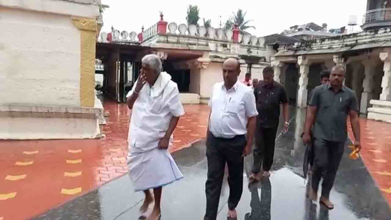 ಚುನಾವಣಾಧಿಕಾರಿ ಅಬ್ಸೆಂಟ್, ಪೋನೇ ಎತ್ತುತ್ತಿಲ್ಲ ಎಂದ ಸಿಬ್ಬಂದಿ, ಲಕ್ಷ್ಮಿನರಸಿಂಹ ದೇಗುಲದಲ್ಲಿ ಪೂಜೆ ಸಲ್ಲಿಸಿದ್ದ ರೇವಣ್ಣ ಫ್ಯಾಮಿಲಿ ಚುನಾವಣಾಧಿಕಾರಿ ಅಬ್ಸೆಂಟ್, ಪೋನೇ ಎತ್ತುತ್ತಿಲ್ಲ ಎಂದ ಸಿಬ್ಬಂದಿ, ಲಕ್ಷ್ಮಿನರಸಿಂಹ ದೇಗುಲದಲ್ಲಿ ಪೂಜೆ ಸಲ್ಲಿಸಿದ್ದ ರೇವಣ್ಣ ಫ್ಯಾಮಿಲಿ