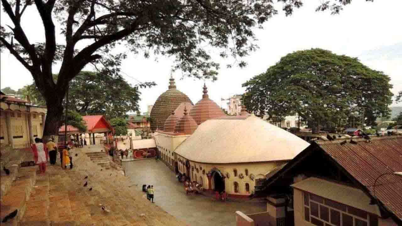 ಕಾಮಾಕ್ಯ ದೇವಾಲಯ(Kamakhya Temple): ಇದು ದುರ್ಗಾ ಮಾತೆಯ ಅತ್ಯಂತ ಪ್ರಸಿದ್ಧ ದೇವಾಲಯವಾಗಿದೆ. ಗುವಾಹಟಿ ಬಳಿಯ ನೀಲಾಚಲ ಎಂಬ ಬೆಟ್ಟಗಳಲ್ಲಿ 20 ದೇವಾಲಯಗಳಿವೆ. ಅವುಗಳಲ್ಲಿ ಒಂದು ಕಾಮಾಕ್ಯ ದೇವಿಯ ದೇವಾಲಯ. ಈ ದೇವಾಲಯವು 51 ಶಕ್ತಿ ಪೀಠಗಳಲ್ಲಿ ಒಂದಾಗಿದೆ. ಈ ದೇವಾಲಯದಲ್ಲಿ ಎರಡು ಕೋಣೆಗಳಿವೆ, ಮೂರು ಮಂಟಪಗಳು ಮತ್ತು ಗರ್ಭಗುಡಿ ಇದೆ, ತಾಯಿ ಸತಿಯ ಯೋನಿಯು ಗರ್ಭಗುಡಿಯಲ್ಲಿ ಬಿದ್ದಿದೆ ಎಂದು ನಂಬಲಾಗಿದೆ.