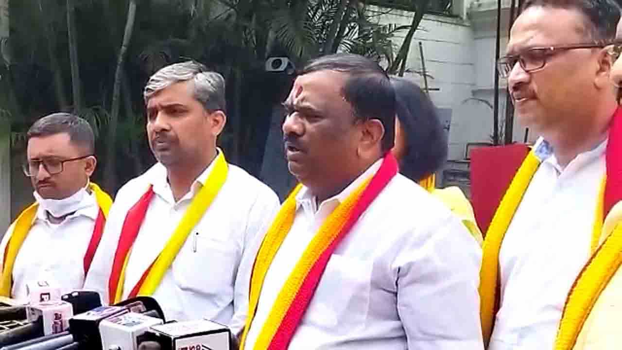 ರಾಜ್ಯದಲ್ಲಿ ಎಂಇಎಸ್ ಬ್ಯಾನ್ ಮಾಡುವಂತೆ ರಾಜ್ಯಪಾಲರಿಗೆ ಮನವಿ ಸಲ್ಲಿಸಿದ ಕರವೇ ಅಧ್ಯಕ್ಷ ನಾರಾಯಣಗೌಡ ರಾಜ್ಯದಲ್ಲಿ ಎಂಇಎಸ್ ಬ್ಯಾನ್ ಮಾಡುವಂತೆ ರಾಜ್ಯಪಾಲರಿಗೆ ಮನವಿ ಸಲ್ಲಿಸಿದ ಕರವೇ ಅಧ್ಯಕ್ಷ ನಾರಾಯಣಗೌಡ
