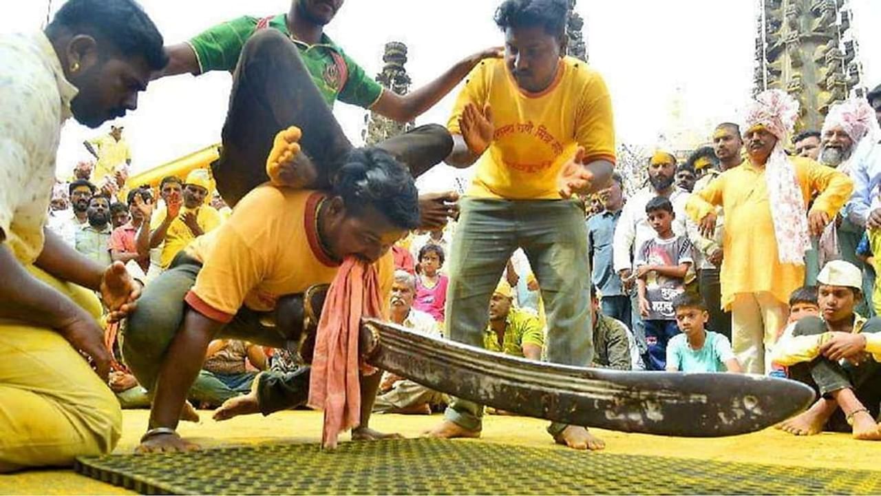 ಖಂಡೋಬಾ ಮಂದಿರದಲ್ಲಿ ದಸರಾ ಸಂದರ್ಭದಲ್ಲಿ ವಿಶೇಷ ಪೂಜೆಗಳು ನೆರವೇರುತ್ತವೆ. ಆ ವೇಳೆ ಚಿನ್ನದ ಖಡ್ಗವನ್ನು ಸಾರ್ವಜನಿಕ ದರ್ಶನಕ್ಕೆ ಇಡಲಾಗುವುದು. ಆಗ ಭಕ್ತರು 45 ಕೆಜಿನ ತೂಕದ ಖಡ್ಗವನ್ನು ಹಲ್ಲುಗಳಿಂದ ಎತ್ತಿ ತಮ್ಮ ಶಕ್ತಿ ಸಾಮರ್ಥ್ಯ ಪ್ರದರ್ಶಿಸುತ್ತಾ ಖಂಡೋಬಾ ದೇವರ ಬಗ್ಗೆ ತಮಗಿರುವ ಭಕ್ತಿಯನ್ನು ತೋರಿಸುತ್ತಾರೆ. 