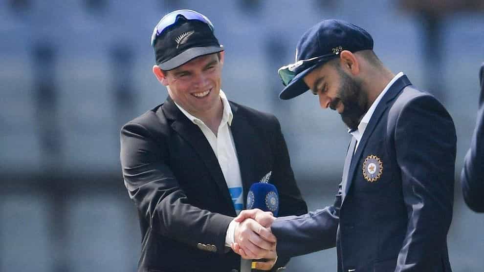 ಭಾನುವಾರ ಬೆಳಗ್ಗೆ ನಡೆದ ಮುಂಬೈ ಟೆಸ್ಟ್ ಪಂದ್ಯದಲ್ಲಿ ಭಾರತ ತಂಡ ನ್ಯೂಜಿಲೆಂಡ್ ತಂಡವನ್ನು ಸೋಲಿಸಿ 1-0 ಅಂತರದಲ್ಲಿ ಸರಣಿ ವಶಪಡಿಸಿಕೊಂಡಿದೆ. ಕಾನ್ಪುರದಲ್ಲಿ ನಡೆದ ಸರಣಿಯ ಮೊದಲ ಪಂದ್ಯ ಡ್ರಾನಲ್ಲಿ ಅಂತ್ಯಗೊಂಡಿತ್ತು. ಆದಾಗ್ಯೂ, ಎರಡನೇ ಟೆಸ್ಟ್ನಲ್ಲಿ ವಿರಾಟ್ ಕೊಹ್ಲಿ ಮರಳಿ ಪಂದ್ಯವನ್ನು ಗೆದ್ದುಕೊಂಡಿದ್ದು ಮಾತ್ರವಲ್ಲದೆ ಅನೇಕ ಪ್ರಮುಖ ದಾಖಲೆಗಳನ್ನು ತಮ್ಮ ಹೆಸರಿನಲ್ಲಿ ಬರೆದುಕೊಂಡರು. ಈ ಗೆಲುವಿನ ಮೂಲಕ ತಮ್ಮ ನಾಯಕತ್ವವನ್ನು ಪ್ರಶ್ನಿಸುತ್ತಿದ್ದ ಎಲ್ಲರಿಗೂ ಕೊಹ್ಲಿ ಉತ್ತರ ನೀಡಿದ್ದಾರೆ.
