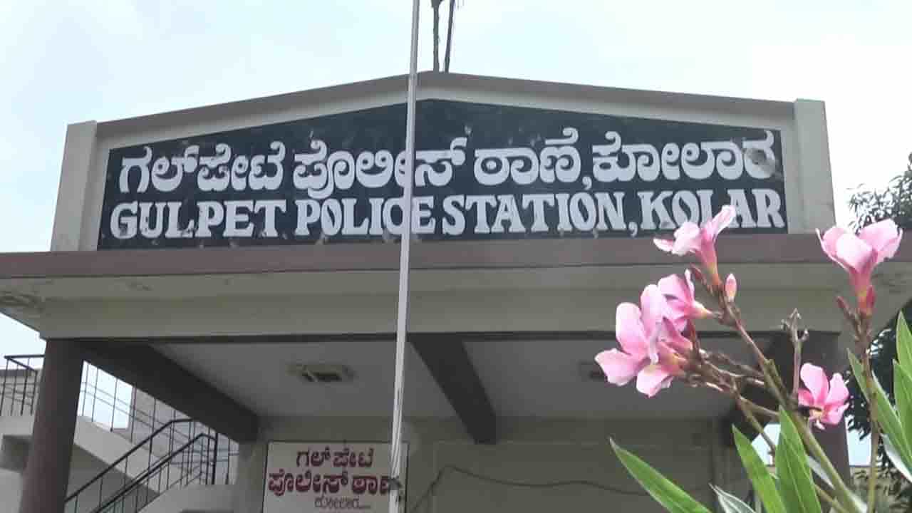 ಅಕ್ರಮವಾಗಿ ರಕ್ತ ಚಂದನ ಸಾಗಾಣಿಕೆ ಮಾಡುವವರ ಮೇಲೆ ದಾಳಿ ಮಾಡಿದ ಖಾಕಿ ಡ್ರೆಸ್ ಗ್ಯಾಂಗ್ ಅರೆಸ್ಟ್, ಖತರ್ನಾಕ್ ಐಡಿಯಾ ಮಾಡಿ ಸಿಕ್ಕಿಬಿದ್ದ ಪೇದೆ ಅಕ್ರಮವಾಗಿ ರಕ್ತ ಚಂದನ ಸಾಗಾಣಿಕೆ ಮಾಡುವವರ ಮೇಲೆ ದಾಳಿ ಮಾಡಿದ ಖಾಕಿ ಡ್ರೆಸ್ ಗ್ಯಾಂಗ್ ಅರೆಸ್ಟ್, ಖತರ್ನಾಕ್ ಐಡಿಯಾ ಮಾಡಿ ಸಿಕ್ಕಿಬಿದ್ದ ಪೇದೆ