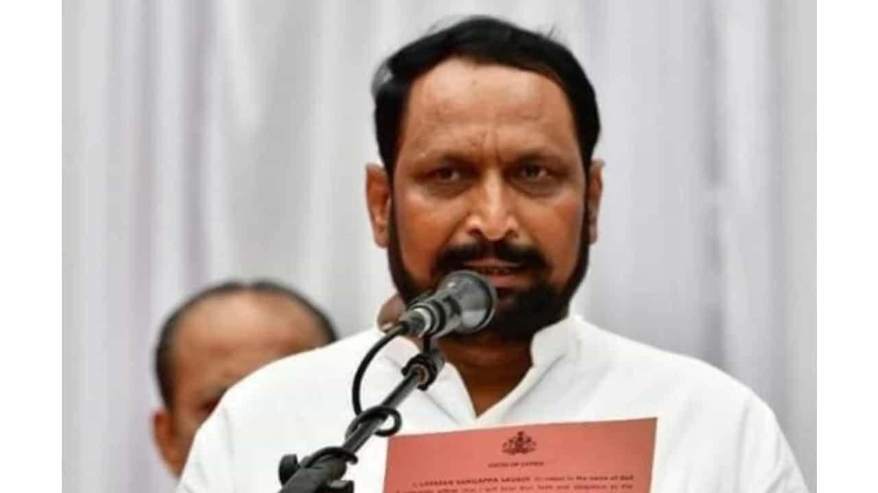 Abolish Legislative Council: ಮೊದಲು ವಿಧಾನ ಪರಿಷತ್ ರದ್ದಾಗಬೇಕು- ಸ್ವತಃ ಮೇಲ್ಮನೆ ಸದಸ್ಯ ಲಕ್ಷ್ಮಣ ಸವದಿ ತೀವ್ರ ವಿಷಾದ Abolish Legislative Council: ಮೊದಲು ವಿಧಾನ ಪರಿಷತ್ ರದ್ದಾಗಬೇಕು- ಸ್ವತಃ ಮೇಲ್ಮನೆ ಸದಸ್ಯ ಲಕ್ಷ್ಮಣ ಸವದಿ ತೀವ್ರ ವಿಷಾದ