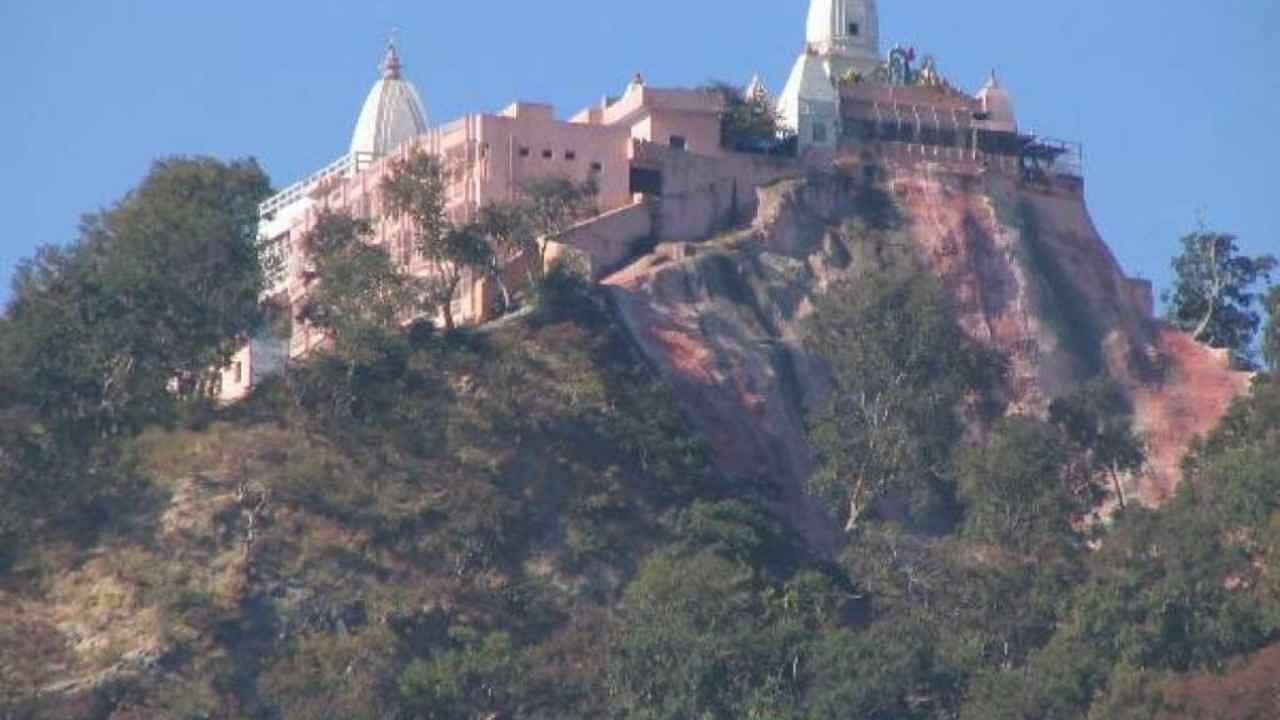 ಮಾನಸಾ ದೇವಿ ದೇವಸ್ಥಾನ(Manasa Devi Temple): ಈ ದೇವಸ್ಥಾನವು ಹರಿದ್ವಾರದಲ್ಲಿದೆ. ಭಾರತದ ಅತ್ಯಂತ ಪವಿತ್ರವಾದ ದೇವಸ್ಥಾನಗಳಲ್ಲಿ ಇದೂ ಒಂದು. ಈ ದೇವಾಲಯವು ಭಿಲ್ವಾ ಬೆಟ್ಟಗಳ ಮೇಲೆ ನೆಲೆಗೊಂಡಿದೆ. ಮಾನಸಾ ದೇವಿಯ ಮುಂದೆ ಏನೇ ಪ್ರಾರ್ಥನೆ ಸಲ್ಲಿಸಿದರೂ ತಾಯಿ ನೆರವೇರಿಸುತ್ತಾಳೆ ಎಂದು ಹೇಳಲಾಗುತ್ತದೆ. ಈ ದೇವಾಲಯದ ಸಮೀಪದಲ್ಲಿ ಚಂಡಿ ದೇವಿಯ ದೇವಾಲಯವೂ ಇದೆ.