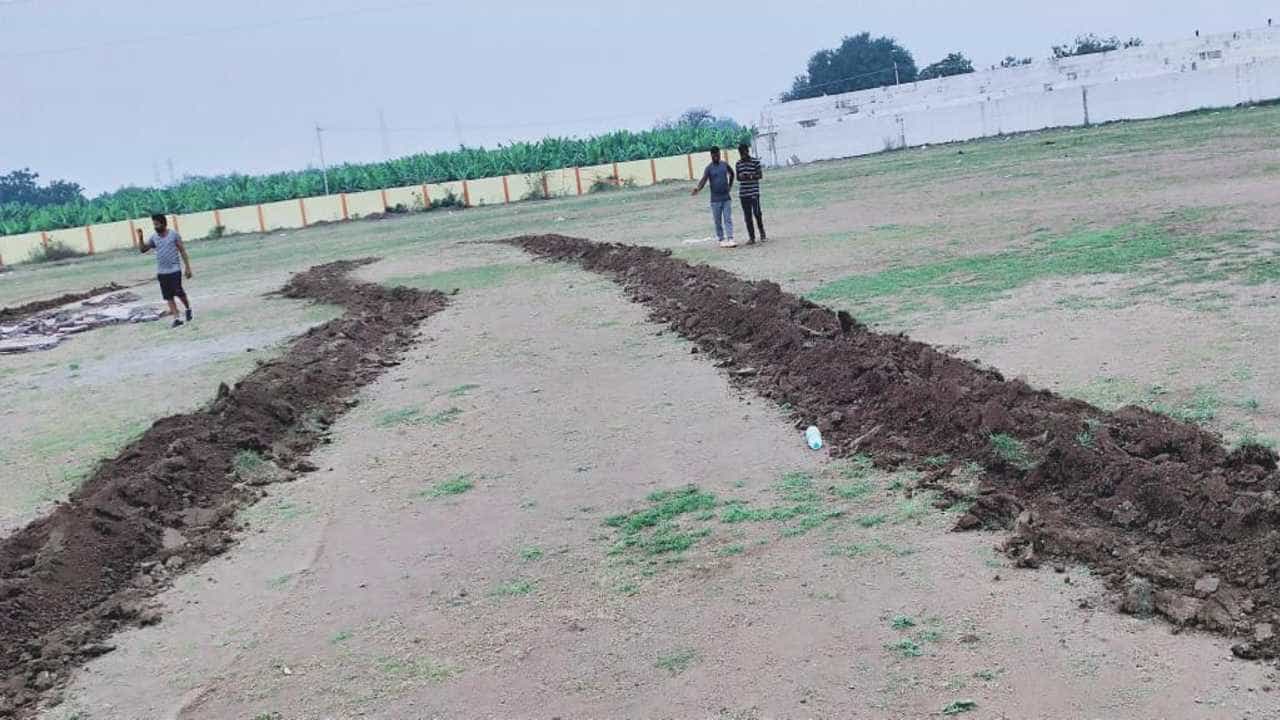 ಹಾಳು ಕೆಲಸ: ಟ್ರ್ಯಾಕ್ಟರ್​ನಿಂದ ನೇಗಿಲು ಹೊಡೆದು ತಾಲೂಕು ಕ್ರೀಡಾಂಗಣ ಹಾಳು ಮಾಡಿದ ಕಿಡಿಗೇಡಿಗಳು