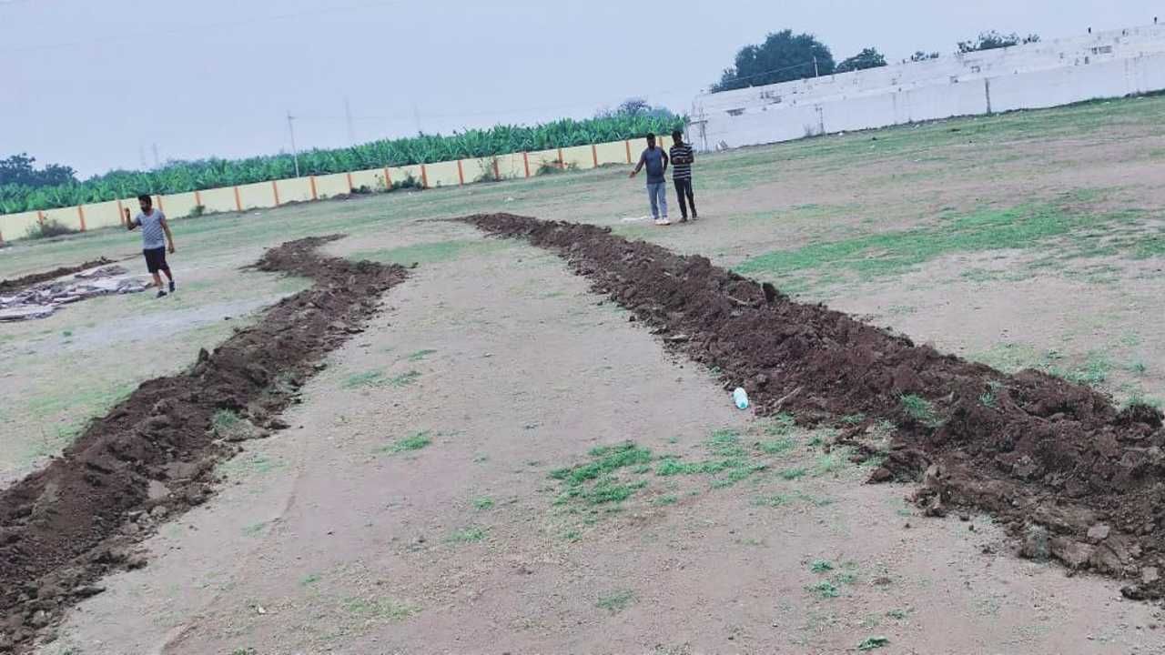 ಹಾಳು ಕೆಲಸ: ಟ್ರ್ಯಾಕ್ಟರ್​ನಿಂದ ನೇಗಿಲು ಹೊಡೆದು ತಾಲೂಕು ಕ್ರೀಡಾಂಗಣ ಹಾಳು ಮಾಡಿದ ಕಿಡಿಗೇಡಿಗಳು