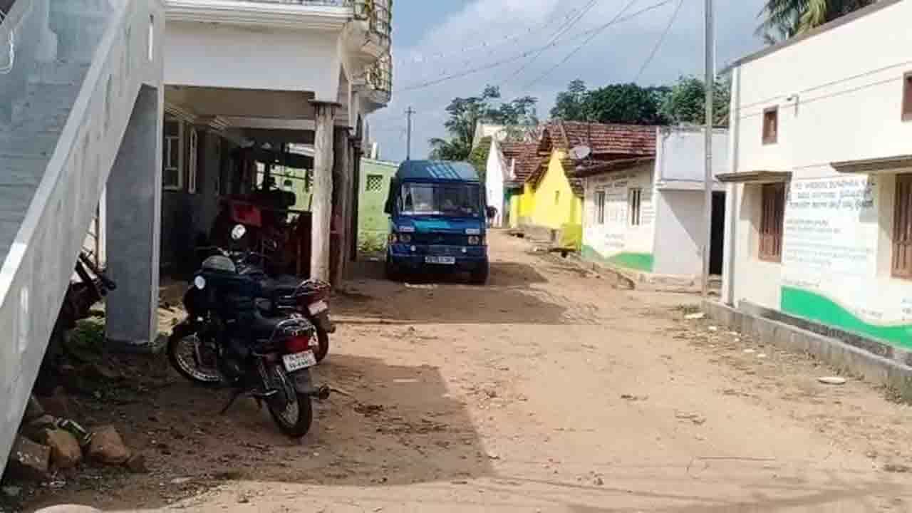 ರಸ್ತೆಯಲ್ಲಿ ಓಡಾಡುವ ವಿಚಾರಕ್ಕೆ ಕ್ಯಾತೆ ತೆಗೆದು ಹಲ್ಲೆ; ಯುವಕ ಆಸ್ಪತ್ರೆಗೆ ದಾಖಲು ರಸ್ತೆಯಲ್ಲಿ ಓಡಾಡುವ ವಿಚಾರಕ್ಕೆ ಕ್ಯಾತೆ ತೆಗೆದು ಹಲ್ಲೆ; ಯುವಕ ಆಸ್ಪತ್ರೆಗೆ ದಾಖಲು