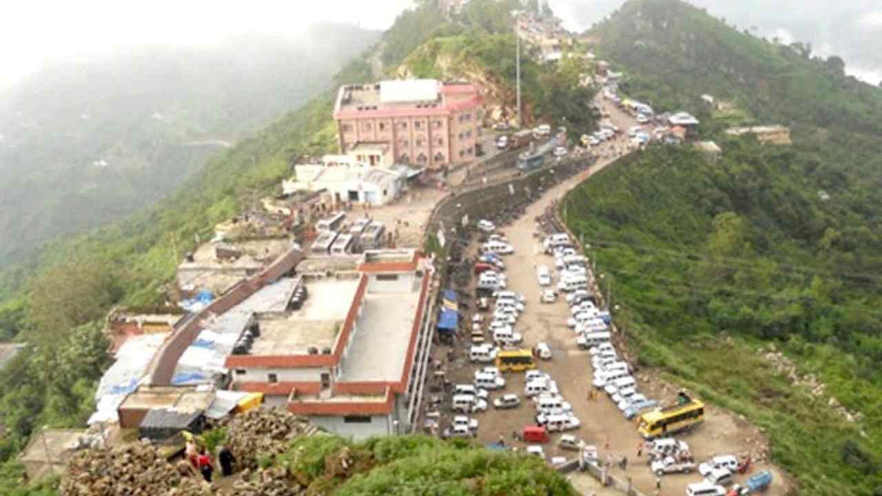 ನೈನಾ ದೇವಿ ದೇವಸ್ಥಾನ(Naina Devi Temple): ಈ ದೇವಸ್ಥಾನವು ಹಿಮಾಚಲ ಪ್ರದೇಶದ ಬಿಲಾಸ್‌ಪುರದಲ್ಲಿದೆ. ನೈನಿ ಸರೋವರದ ಉತ್ತರದ ಅಂಚಿನಲ್ಲಿದೆ. ನವರಾತ್ರಿ ಮತ್ತು ಶ್ರಾವಣ ಅಷ್ಟಮಿಯಂದು ಇಲ್ಲಿ ಭಕ್ತರ ದೊಡ್ಡ ಸರತಿ ಸಾಲು ಇರುತ್ತದೆ. ಇಲ್ಲಿ ಭಕ್ತರು ರಸ್ತೆ ಅಥವಾ ಕೇಬಲ್ ಕಾರ್ ಸೌಲಭ್ಯದ ಮೂಲಕ ಹೋಗಬಹುದು. ಇದು ಕೂಡ 52 ಶಕ್ತಿ ಪೀಠಗಳಲ್ಲಿ ಒಂದಾಗಿದೆ.