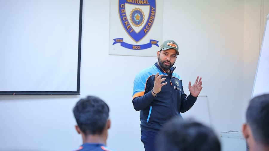 BCCI ಟ್ವಿಟರ್‌ನಲ್ಲಿ ರೋಹಿತ್ ಆಟಗಾರರೊಂದಿಗೆ ಸಂವಹನ ನಡೆಸುತ್ತಿರುವ ಚಿತ್ರಗಳನ್ನು ಹಂಚಿಕೊಂಡಿದೆ. 'ಟೀಂ ಇಂಡಿಯಾದ ವೈಟ್ ಚೆಂಡಿನ ನಾಯಕ ರೋಹಿತ್ ಶರ್ಮಾ ಅವರು ಅಂಡರ್-19 ತಂಡದ ಶಿಬಿರದಲ್ಲಿ ಭಾಗಿಯಾಗಿರುವ ಆಟಗಾರರೊಂದಿಗೆ ಸಂವಾದ ನಡೆಸಲು ತಮ್ಮ ಪುನರ್ವಸತಿ ಸಮಯವನ್ನು ಬಳಸಿಕೊಳ್ಳುತ್ತಿದ್ದಾರೆ ಎಂದು ಬಿಸಿಸಿಐ ಹಂಚಿಕೊಂಡಿರುವ ಫೋಟೋಗಳ ಶೀರ್ಷಿಕೆಯಲ್ಲಿ ಬರೆದುಕೊಂಡಿದೆ.