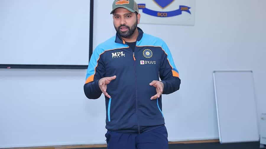ಭಾರತ ತಂಡ ದಕ್ಷಿಣ ಆಫ್ರಿಕಾ ತಲುಪಿದೆ. ತಂಡ ಇಲ್ಲಿ ಮೂರು ಟೆಸ್ಟ್ ಹಾಗೂ ಮೂರು ಏಕದಿನ ಪಂದ್ಯಗಳ ಸರಣಿಯನ್ನು ಆಡಬೇಕಿದೆ. ತಂಡದ ಉಪನಾಯಕ ರೋಹಿತ್ ಶರ್ಮಾ ಡಿಸೆಂಬರ್ 26 ರಿಂದ ಆರಂಭವಾಗಲಿರುವ ಟೆಸ್ಟ್ ಸರಣಿಯಲ್ಲಿ ಭಾಗವಹಿಸುತ್ತಿಲ್ಲ. ಪ್ರಸ್ತುತ ಎನ್ಸಿಎಯಲ್ಲಿರುವ ಅವರು ಇಲ್ಲಿನ ಯುವಕರೊಂದಿಗೆ ತಮ್ಮ ಅನುಭವಗಳನ್ನು ಹಂಚಿಕೊಳ್ಳುತ್ತಿದ್ದಾರೆ.