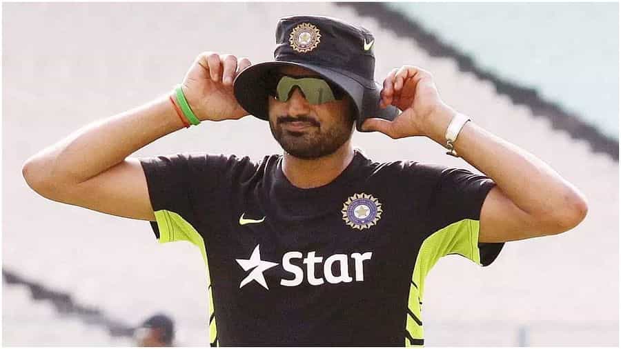 ಹರ್ಭಜನ್ ಸಿಂಗ್ ಕ್ರಿಕೆಟ್ನಿಂದ ನಿವೃತ್ತಿಯಾಗಿದ್ದಾರೆ. ಭಜ್ಜಿ ಕ್ರಿಕೆಟ್ನ ಎಲ್ಲಾ ಪ್ರಕಾರಗಳನ್ನು ತ್ಯಜಿಸಿದ್ದಾರೆ. ಅಂದರೆ, ನಾವು ದೇಶೀಯ ಕ್ರಿಕೆಟ್ ಅಥವಾ ಅಂತರರಾಷ್ಟ್ರೀಯ ಅಥವಾ ಯಾವುದೇ ಲೀಗ್ನಲ್ಲಿ ಆಡುವುದಿಲ್ಲ. ಅವರ ಅಂತರರಾಷ್ಟ್ರೀಯ ವೃತ್ತಿಜೀವನವು 23 ವರ್ಷಗಳವರೆಗೆ ವ್ಯಾಪಿಸಿದೆ. ಈ ಪಯಣದಲ್ಲಿ ಹರ್ಭಜನ್ ಅನೇಕ ಯಶಸ್ಸಿನ ಕಥೆಗಳನ್ನು ರಚಿಸಿದರು. ಜೊತೆಗೆ ಎರಡು ದಶಕಗಳಿಗೂ ಹೆಚ್ಚು ಕಾಲ ಹರ್ಭಜನ್ ಅವರ ವೃತ್ತಿಜೀವನದಲ್ಲಿ ಹಲವು ವಿವಾದಗಳನ್ನು ಸೃಷ್ಟಿಸಿದ್ದಾರೆ.