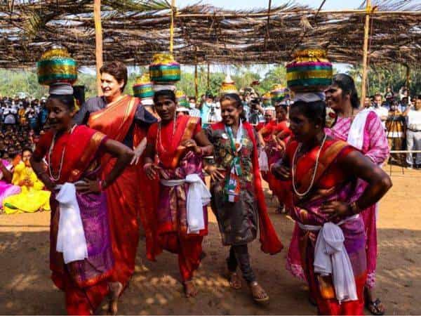 ಗೋವಾದ ಬುಡಕಟ್ಟು ಮಹಿಳೆಯರೊಂದಿಗೆ ಜಾನಪದ ನೃತ್ಯ ಮಾಡಿದ ಪ್ರಿಯಾಂಕಾ ಗಾಂಧಿ; ನಾಚಿಕೆಯಾಗಲ್ವ? ಎಂದ ಬಿಜೆಪಿ ಗೋವಾದ ಬುಡಕಟ್ಟು ಮಹಿಳೆಯರೊಂದಿಗೆ ಜಾನಪದ ನೃತ್ಯ ಮಾಡಿದ ಪ್ರಿಯಾಂಕಾ ಗಾಂಧಿ; ನಾಚಿಕೆಯಾಗಲ್ವ? ಎಂದ ಬಿಜೆಪಿ