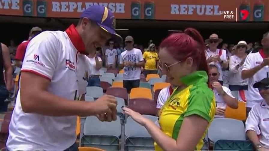 Ashes Series: ಮೈದಾನದಲ್ಲೇ ಆಸೀಸ್ ಗೆಳತಿಗೆ ಇಂಗ್ಲೆಂಡ್ ಯುವಕನಿಂದ ಪ್ರಪೋಸ್; ವಿಡಿಯೋ ವೈರಲ್..! Ashes Series: ಮೈದಾನದಲ್ಲೇ ಆಸೀಸ್ ಗೆಳತಿಗೆ ಇಂಗ್ಲೆಂಡ್ ಯುವಕನಿಂದ ಪ್ರಪೋಸ್; ವಿಡಿಯೋ ವೈರಲ್..!
